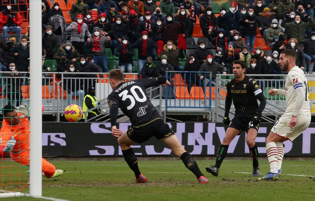 开云体育在线-里昂完胜AC米兰，伊布关键制胜