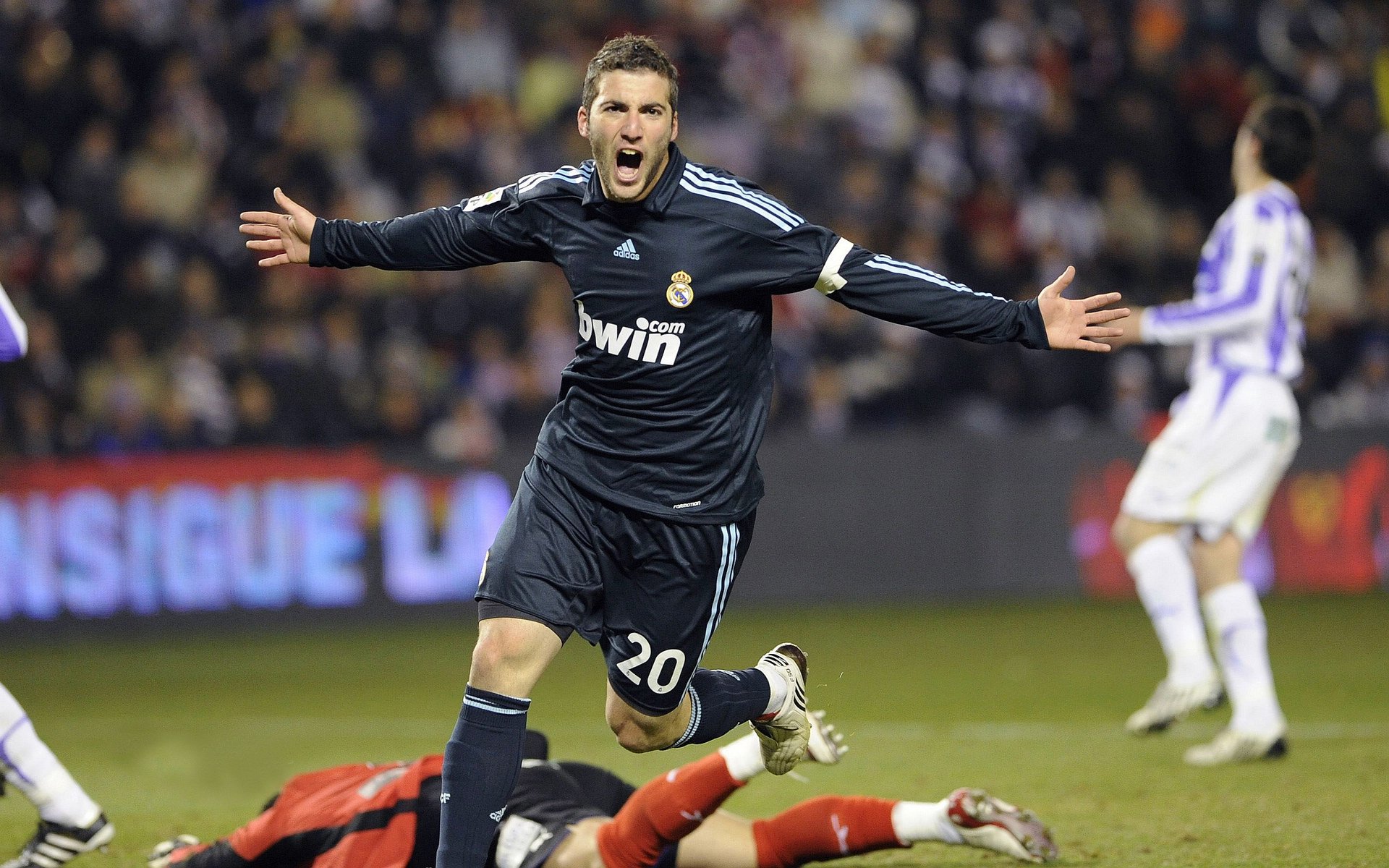 开云APP-太阳冲垮公牛,F1街道赛的现代城市寓言 第2张 开云APP-太阳冲垮公牛,F1街道赛的现代城市寓言 第2张